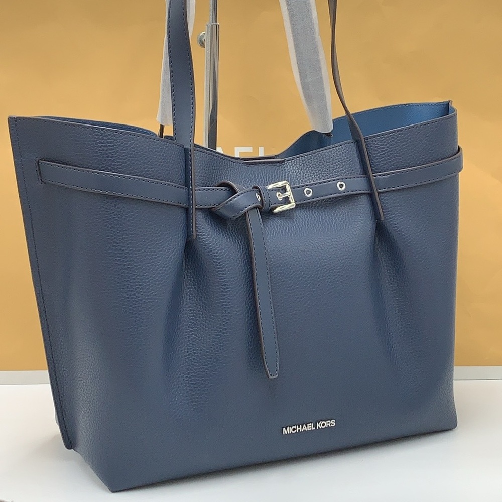 MICHAEL KORS OUTLET
Emilia Large Pebbled Leather Tote Bag
COLOR NAVY
NWT - Picture 6 of 16